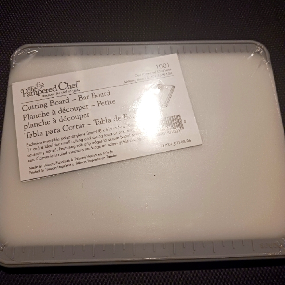 Pampered Chef Cutting Board Bar 1001 Small 6.5"x8" White Soft Grip Edge NEW